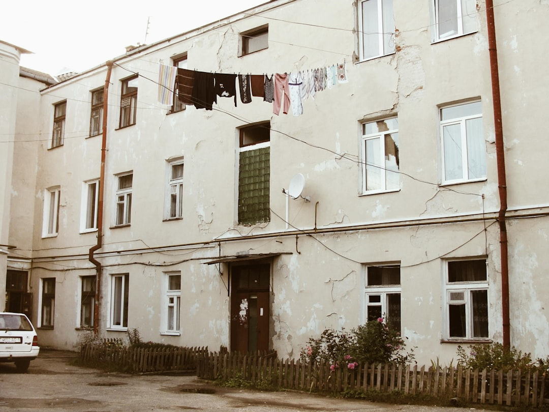 Frisch duftende Wäsche, die zum Trocknen aufgehängt ist und Frische vermittelt.
